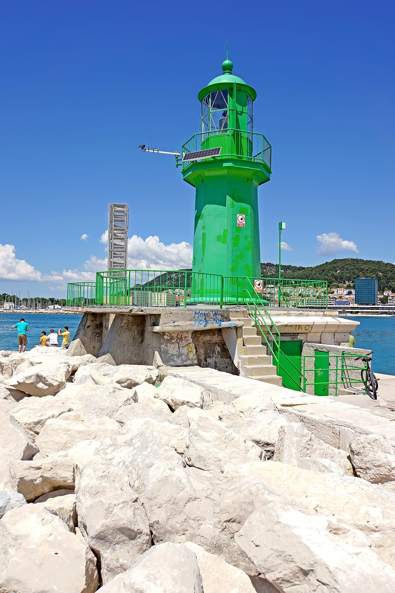 Split breakwater lighthouse